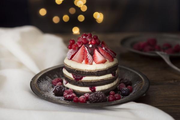 J.S.パンケーキ カフェ、苺やラズベリーを贅沢に使ったクリスマス限定メニュー