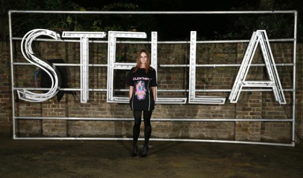 ステラ マッカートニーが初となるメンズウエアコレクションと、新作ウィメンズコレクションを同時に発表