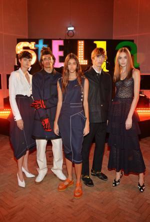 ステラ マッカートニーが初となるメンズウエアコレクションと、新作ウィメンズコレクションを同時に発表