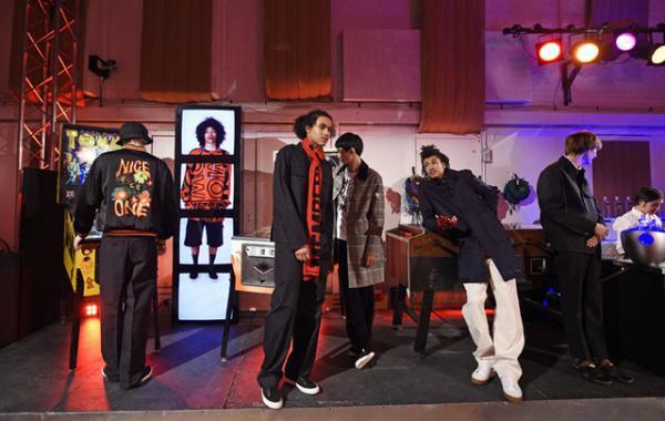 ステラ マッカートニーが初となるメンズウエアコレクションと、新作ウィメンズコレクションを同時に発表