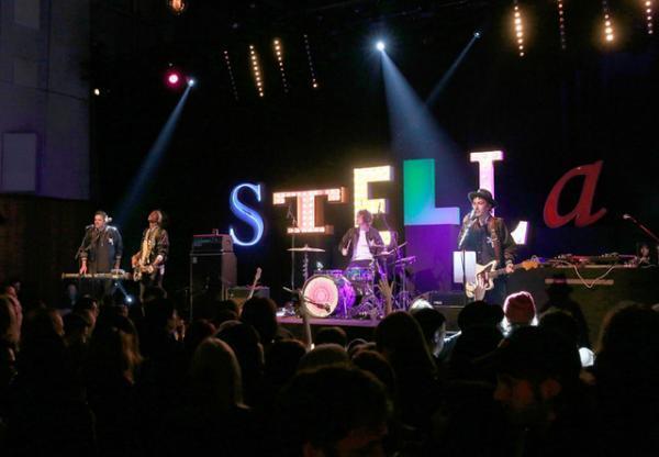 ステラ マッカートニーが初となるメンズウエアコレクションと、新作ウィメンズコレクションを同時に発表