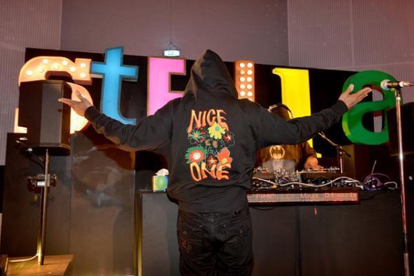 ステラ マッカートニーが初となるメンズウエアコレクションと、新作ウィメンズコレクションを同時に発表