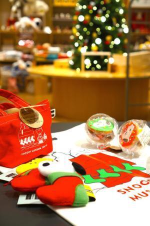 スヌーピーミュージアムでクリスマスイルミネーション！ツリーの上でピーナッツの仲間たちが“ハッピーダンス”