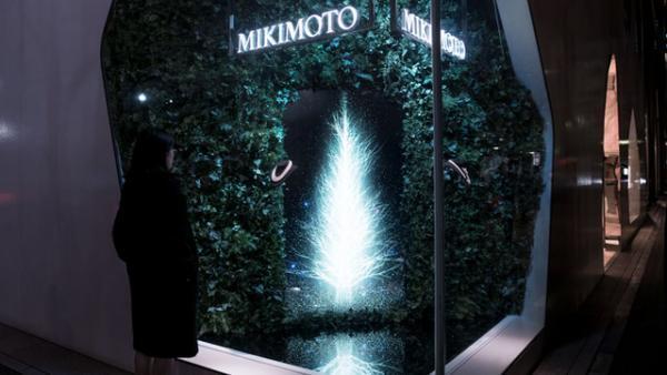 チームラボが描く“光の珠の散らばる木”。ミキモト銀座2丁目本店のショーウィンドウ