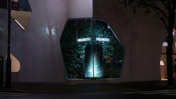 チームラボが描く“光の珠の散らばる木”。ミキモト銀座2丁目本店のショーウィンドウ