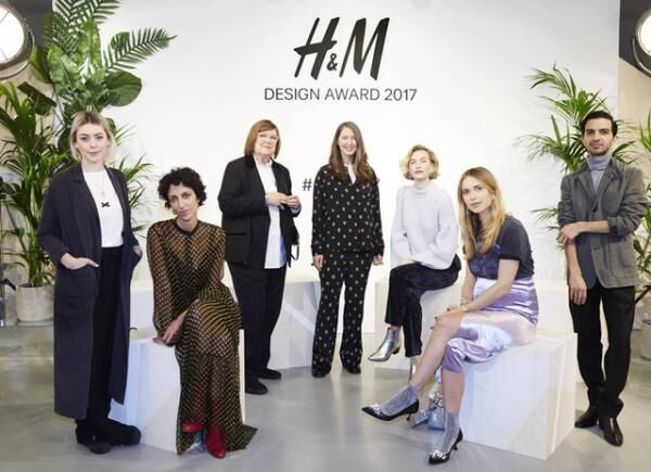 審査員たち中央右：アンソフィー・ヨハンソン（H&M クリエティブ・アドバイザー）中央左：マーガレッタ・ヴァン・デン・ボッシュ（H&M クリエイティブ・ディレクター）