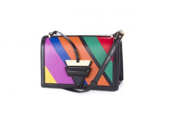 ロエベの16年クリスマス限定コレクション、色鮮やかな“ストライプ”柄のアイテムを多数展開