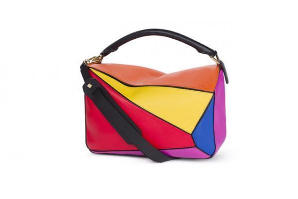 ロエベの16年クリスマス限定コレクション、色鮮やかな“ストライプ”柄のアイテムを多数展開