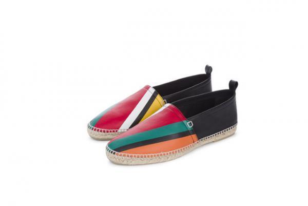 ロエベの16年クリスマス限定コレクション、色鮮やかな“ストライプ”柄のアイテムを多数展開