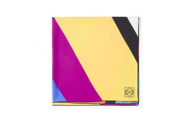 ロエベの16年クリスマス限定コレクション、色鮮やかな“ストライプ”柄のアイテムを多数展開