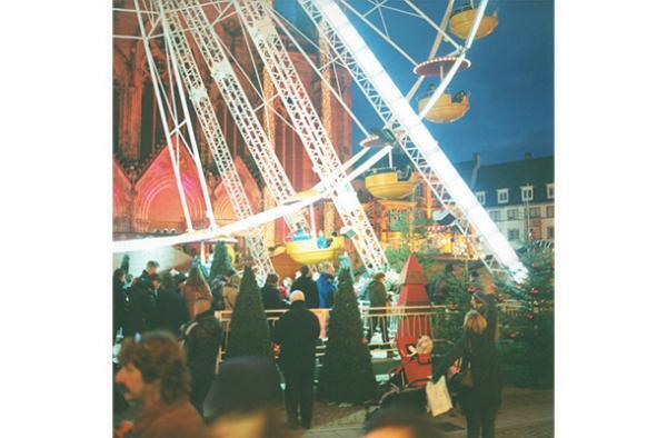 ヨーロッパの“クリスマスマーケット”を収めた今城純の新作写真集『encase』が発売