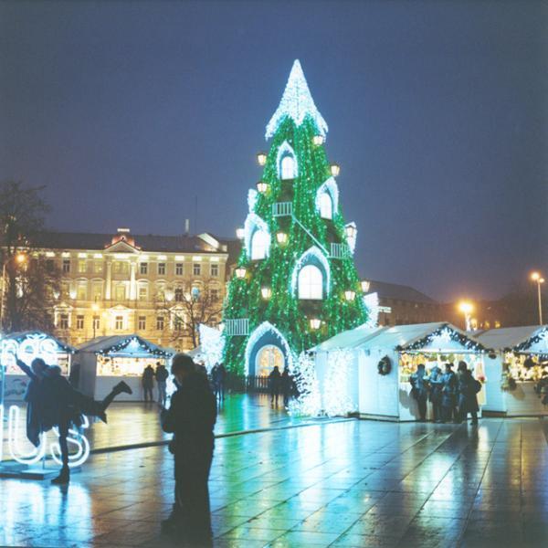 ヨーロッパの“クリスマスマーケット”を収めた今城純の新作写真集『encase』が発売