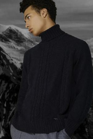 メゾン キツネから、ブラックとホワイトのホリデーコレクション！刺繍やスワロフスキーのキツネがワンポイントに