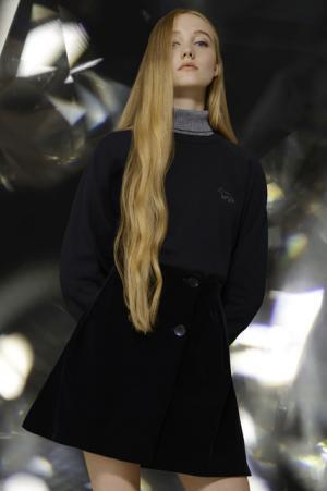 メゾン キツネから、ブラックとホワイトのホリデーコレクション！刺繍やスワロフスキーのキツネがワンポイントに