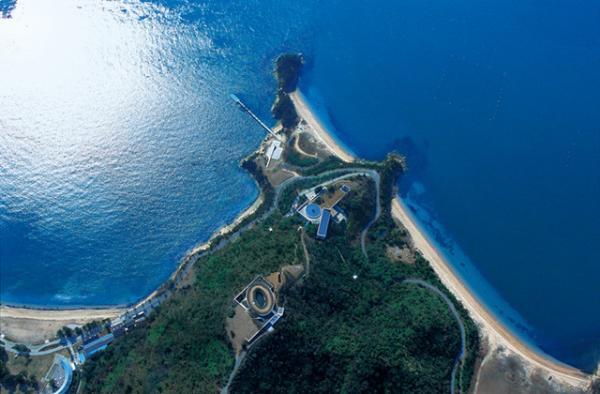 「安藤忠雄展―挑戦―」が国立新美術館で開催。約半世紀に及ぶ創造的挑戦の軌跡を辿る。原寸大の「光の教会」も