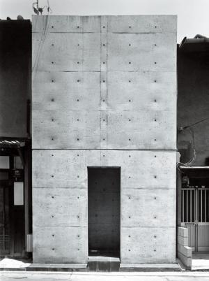 「安藤忠雄展―挑戦―」が国立新美術館で開催。約半世紀に及ぶ創造的挑戦の軌跡を辿る。原寸大の「光の教会」も