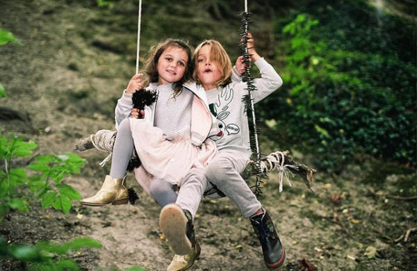 ステラ マッカートニー キッズが「Double Act」の新作を公開！モデルには写真家ケイシー・ムーアの子どもを起用