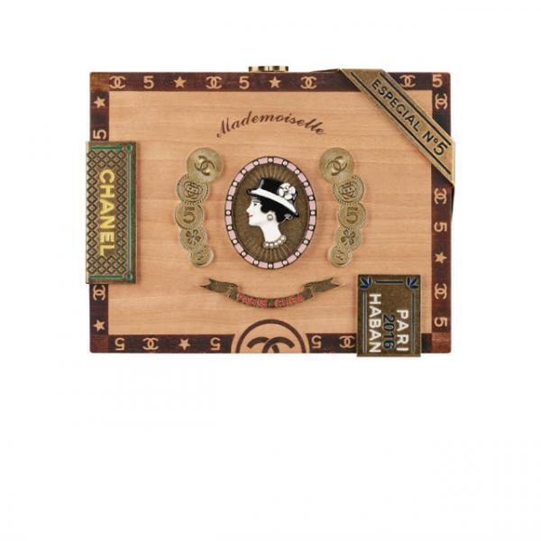 シャネルからキューバのカルチャーと融合した、ボーイッシュでシックな新作バッグ