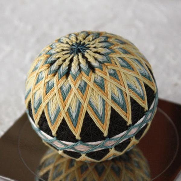 クリスマスツリーのオーナメントや、食卓を彩る器を集めた「飾る 彩る クリスマス展」開催。ワークショップも