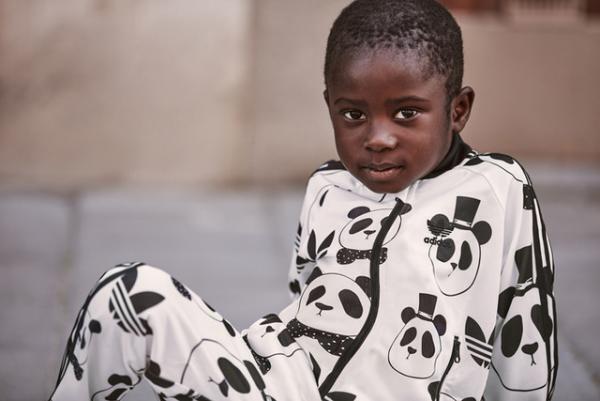 アディダス オリジナルスが、子供服ブランド・ミニ ロディーニと初のコラボラインを発売