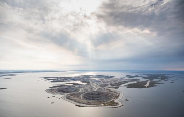 ティファニーのアトリエにカメラが初潜入、ダイヤモンドの旅路を辿った新作フィルムが公開に