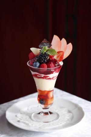 資生堂パーラーの果肉が赤い“幻のりんご”を使ったクリスマスパフェや雪だるまのデザート