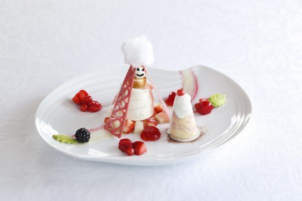 資生堂パーラーの果肉が赤い“幻のりんご”を使ったクリスマスパフェや雪だるまのデザート