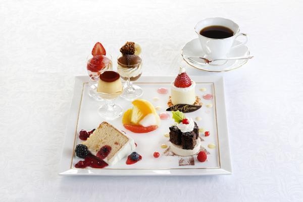 資生堂パーラーの果肉が赤い“幻のりんご”を使ったクリスマスパフェや雪だるまのデザート