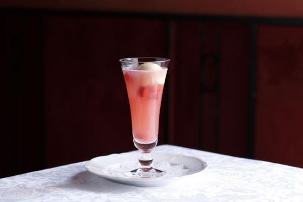 資生堂パーラーの果肉が赤い“幻のりんご”を使ったクリスマスパフェや雪だるまのデザート