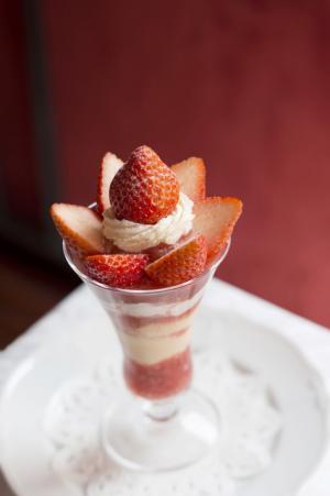 資生堂パーラーの果肉が赤い“幻のりんご”を使ったクリスマスパフェや雪だるまのデザート