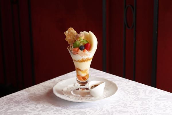 資生堂パーラーの果肉が赤い“幻のりんご”を使ったクリスマスパフェや雪だるまのデザート