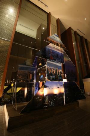 アンダーズ 東京の3Dクリスマスツリー、ホテルから眺める東京の景観を映し出す