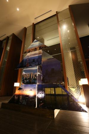 アンダーズ 東京の3Dクリスマスツリー、ホテルから眺める東京の景観を映し出す