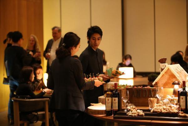 アンダーズ 東京の3Dクリスマスツリー、ホテルから眺める東京の景観を映し出す