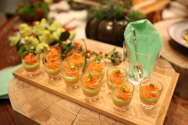 アンダーズ 東京の3Dクリスマスツリー、ホテルから眺める東京の景観を映し出す