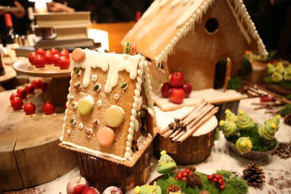 アンダーズ 東京の3Dクリスマスツリー、ホテルから眺める東京の景観を映し出す