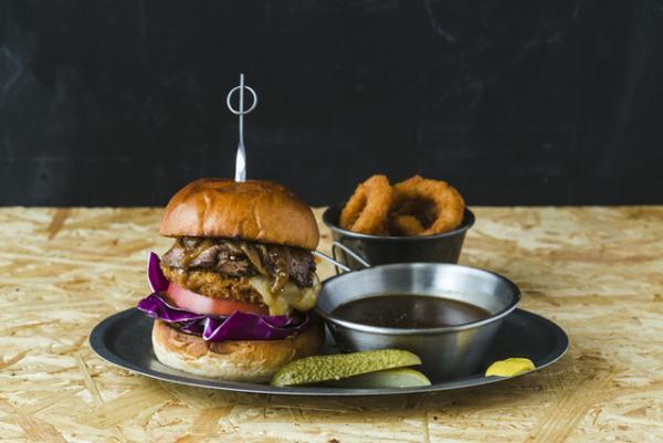 J.S. バーガーズ カフェの関西1号店が梅田へ、二度づけOK!?“串カツ”をオマージュした限定バーガー