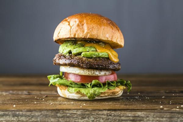 J.S. バーガーズ カフェの関西1号店が梅田へ、二度づけOK!?“串カツ”をオマージュした限定バーガー