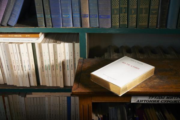 アスティエ・ド・ヴィラットが出版社を設立、第一冊目はパリのガイド本『私のパリ生活』