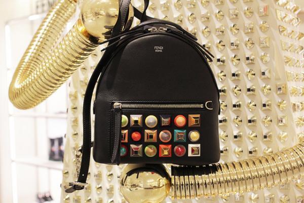 フェンディの巨大“ヒプノタイズ”が新宿伊勢丹に！シューズ＆バッグの期間限定ショップがオープン