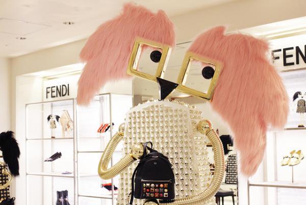フェンディの巨大“ヒプノタイズ”が新宿伊勢丹に！シューズ＆バッグの期間限定ショップがオープン
