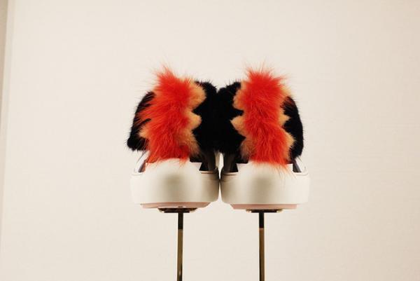 フェンディの巨大“ヒプノタイズ”が新宿伊勢丹に！シューズ＆バッグの期間限定ショップがオープン