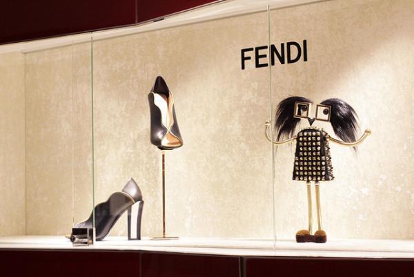 フェンディの巨大“ヒプノタイズ”が新宿伊勢丹に！シューズ＆バッグの期間限定ショップがオープン