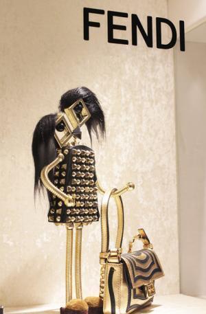 フェンディの巨大“ヒプノタイズ”が新宿伊勢丹に！シューズ＆バッグの期間限定ショップがオープン
