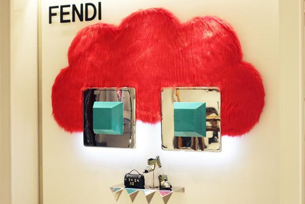フェンディの巨大“ヒプノタイズ”が新宿伊勢丹に！シューズ＆バッグの期間限定ショップがオープン
