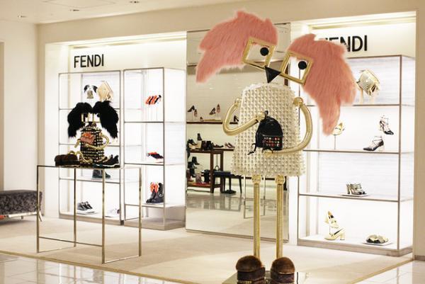 フェンディの巨大“ヒプノタイズ”が新宿伊勢丹に！シューズ＆バッグの期間限定ショップがオープン