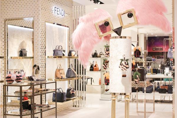 フェンディの巨大“ヒプノタイズ”が新宿伊勢丹に！シューズ＆バッグの期間限定ショップがオープン