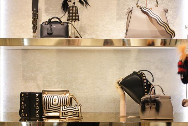 フェンディの巨大“ヒプノタイズ”が新宿伊勢丹に！シューズ＆バッグの期間限定ショップがオープン