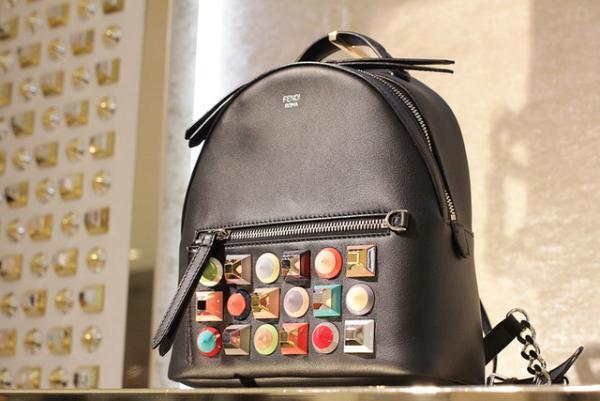 フェンディの巨大“ヒプノタイズ”が新宿伊勢丹に！シューズ＆バッグの期間限定ショップがオープン