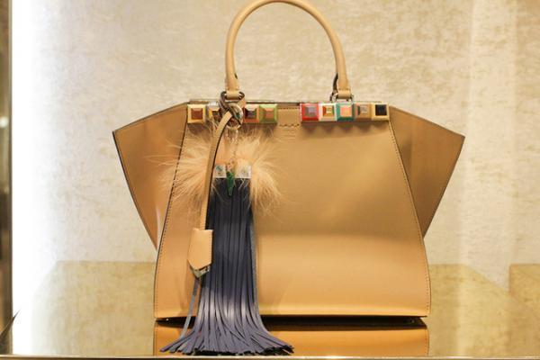 フェンディの巨大“ヒプノタイズ”が新宿伊勢丹に！シューズ＆バッグの期間限定ショップがオープン